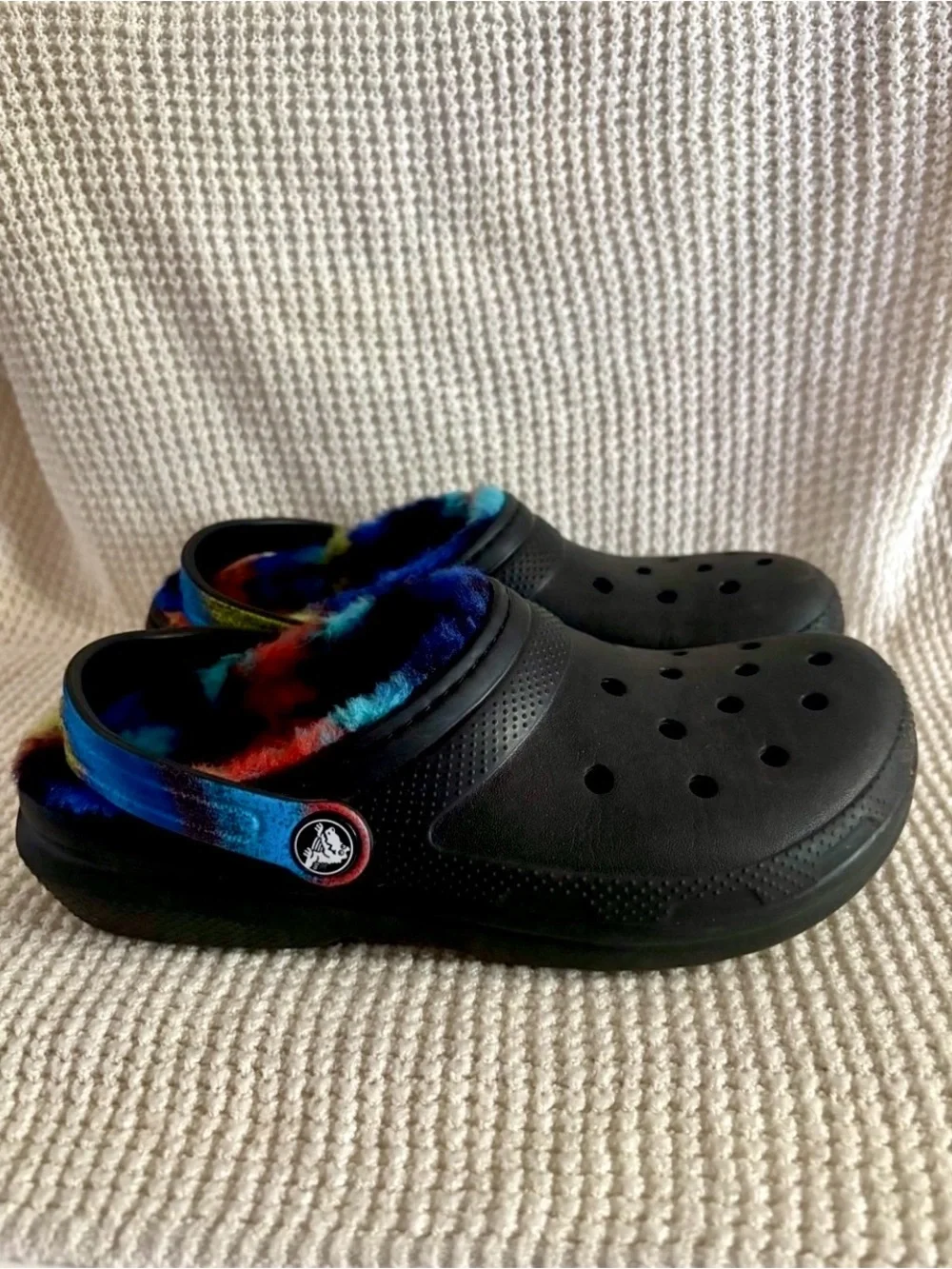 Crocs Kids 4 Black Lined Clogs – Rainbow Fuzzy Interior - Picture 8 of 11